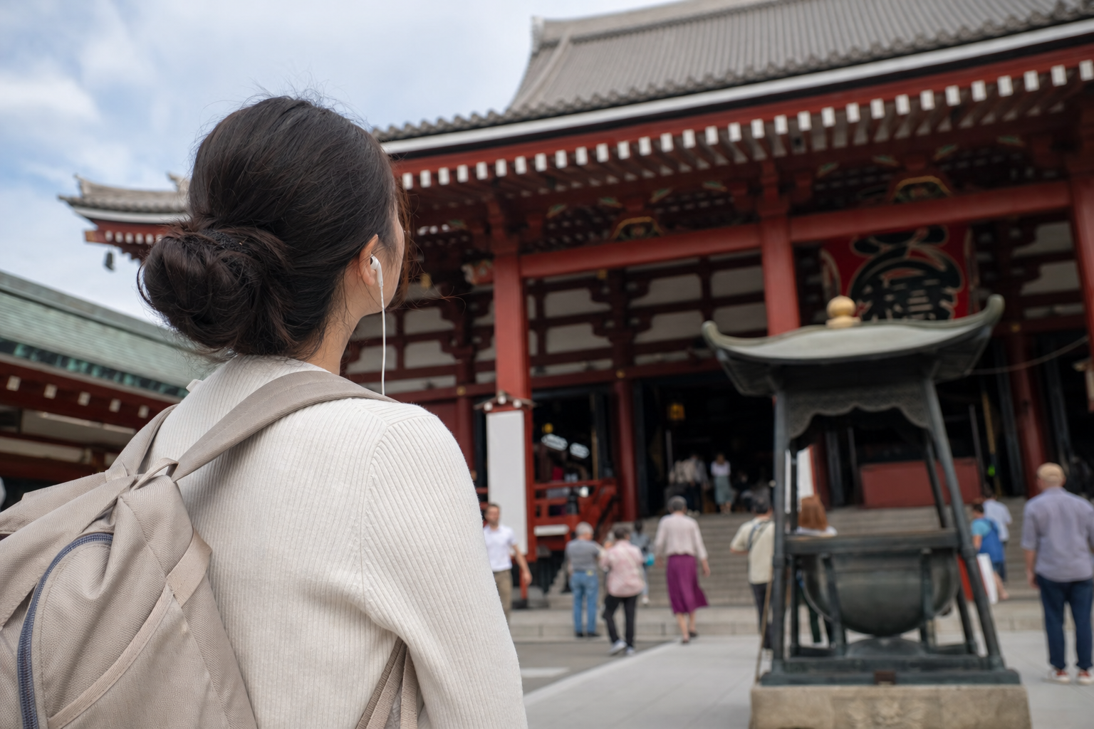 地図・写真・メモ・付箋が広がる机